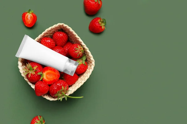 Basket Ripe Strawberry Cosmetic Product Green Background — Stock Photo, Image