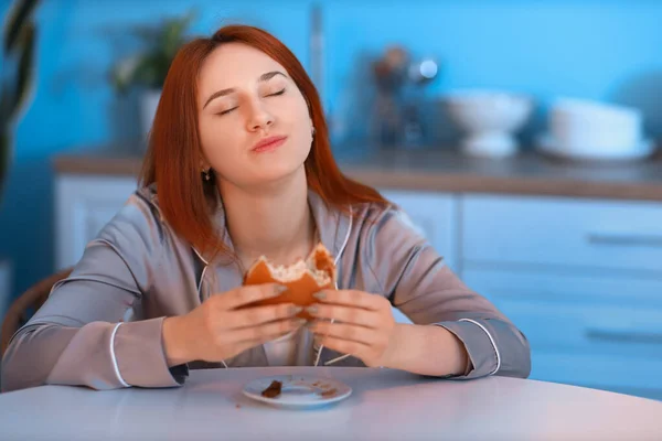 Młoda Kobieta Jedząc Burgera Kuchni Nocy — Zdjęcie stockowe