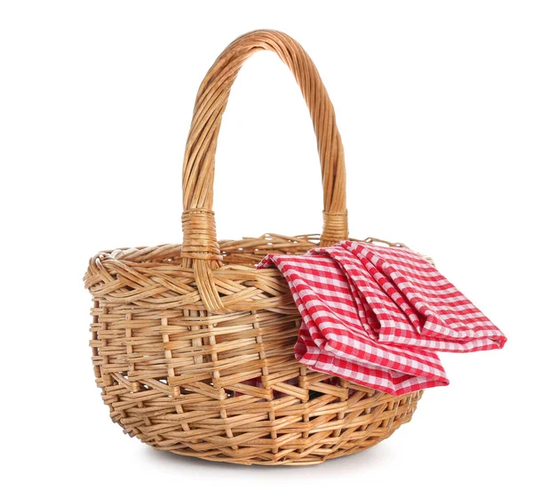 Beyaz arka planda temiz peçeteler olan hasır piknik sepeti.