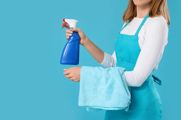 Jonge Vrouw Met Fles Wasmiddel Vod Blauwe Achtergrond Close — Stockfoto