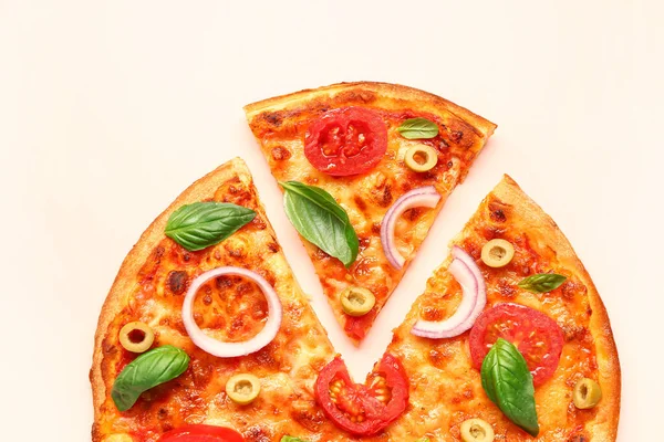 Pyszna Pizza Oliwkami Pomidorami Bazylią Beżowym Tle — Zdjęcie stockowe