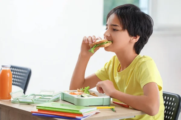 教室で昼飯を食べる少年 — ストック写真