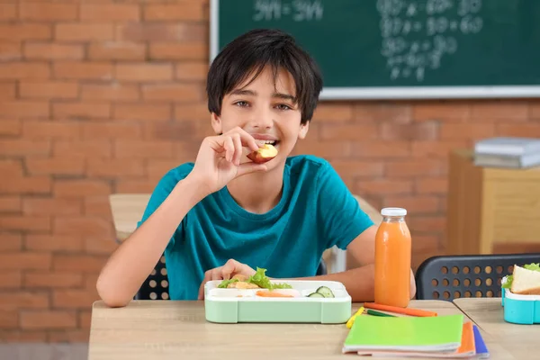 Маленький Хлопчик Обідає Класі — стокове фото
