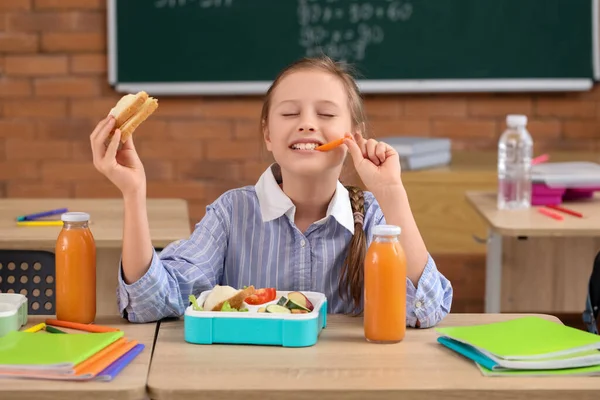 教室で昼食を食べる少女 — ストック写真