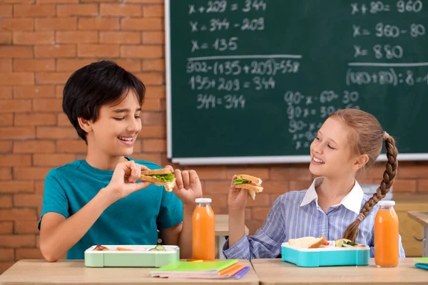 Маленькі Школярі Обідали Класі — стокове фото