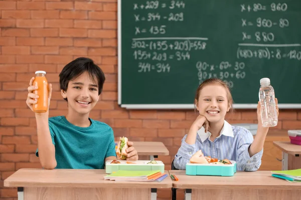 Μαθητές Που Γευματίζουν Στην Τάξη — Φωτογραφία Αρχείου