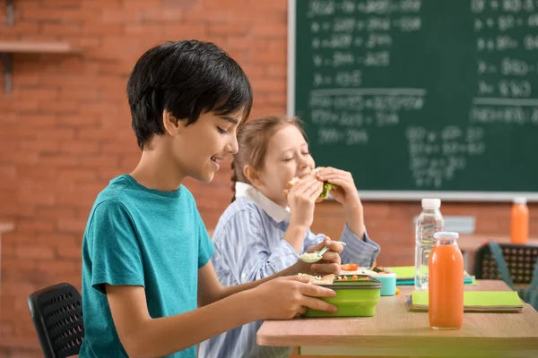 Mali Uczniowie Jedzący Lunch Klasie — Zdjęcie stockowe