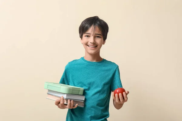 Beslenme Çantası Bej Arka Planda Elma Taşıyan Küçük Bir Çocuk — Stok fotoğraf