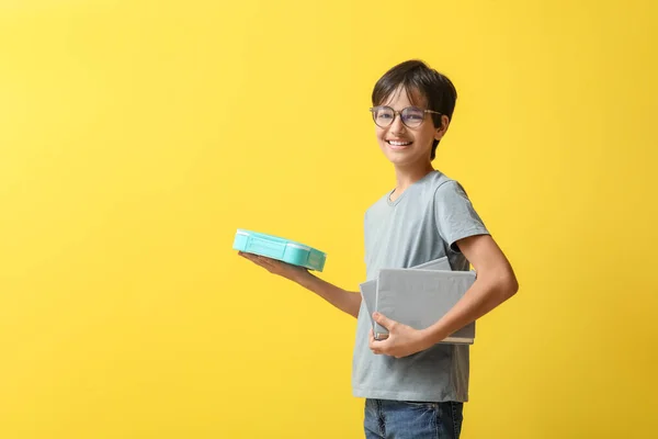 Kleine Jongen Met Lunchbox Boeken Gele Achtergrond — Stockfoto