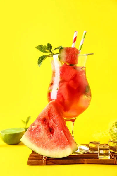 Glas Verse Watermeloen Limonade Met Limoen Munt Gele Achtergrond — Stockfoto