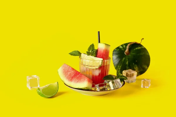 Glas Färsk Vattenmelon Lemonad Med Lime Och Mynta Gul Bakgrund — Stockfoto