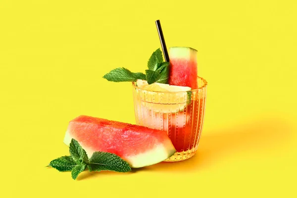 Egy Pohár Friss Görögdinnye Limonádé Citrommal Mentával Sárga Alapon — Stock Fotó