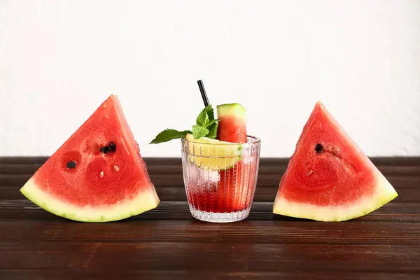 Glas Frische Wassermelonen Limonade Mit Limette Und Minze Auf Holztisch — Stockfoto