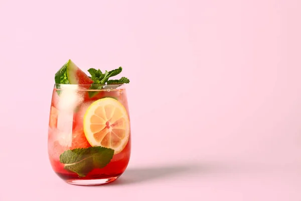 Glas Färsk Vattenmelon Lemonad Med Mynta Rosa Bakgrund — Stockfoto