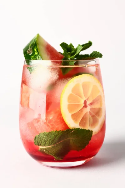 Glas Verse Watermeloen Limonade Met Munt Witte Achtergrond — Stockfoto