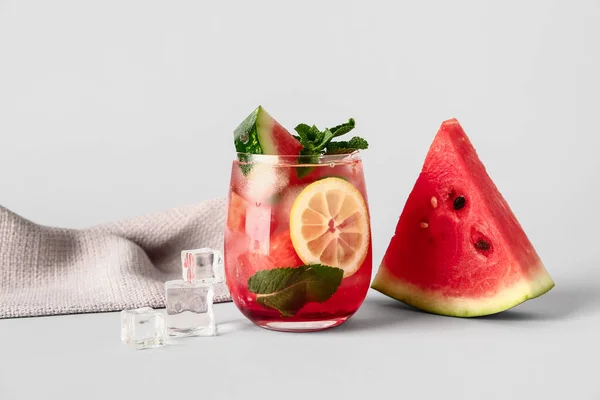 Glas Frische Wassermelonen Limonade Mit Minze Auf Weißem Hintergrund — Stockfoto