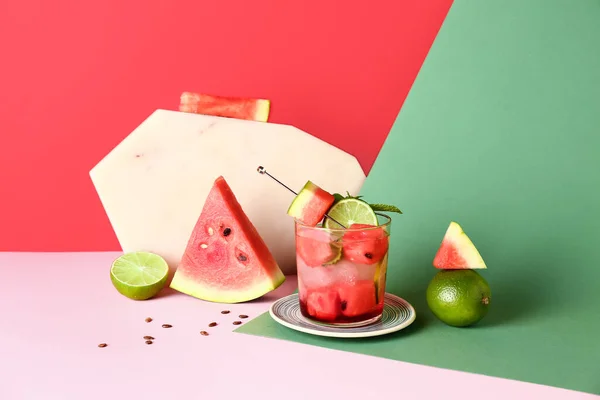 Glas Frische Wassermelonen Limonade Mit Limette Und Minze Auf Buntem — Stockfoto