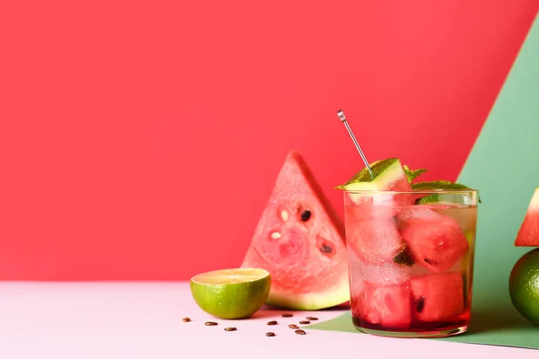 Glas Verse Watermeloen Limonade Met Limoen Munt Kleurrijke Achtergrond — Stockfoto