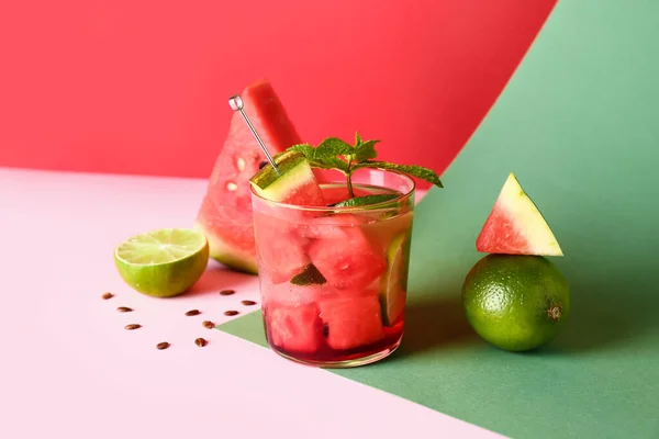 Glas Färsk Vattenmelon Lemonad Med Lime Och Mynta Färgglada Bakgrund — Stockfoto