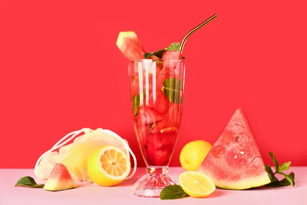 Glas Verse Watermeloen Limonade Met Munt Roze Tafel — Stockfoto