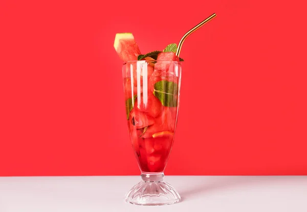 Ένα Ποτήρι Λεμονάδα Φρέσκου Καρπουζιού Μέντα Ροζ Τραπέζι — Φωτογραφία Αρχείου