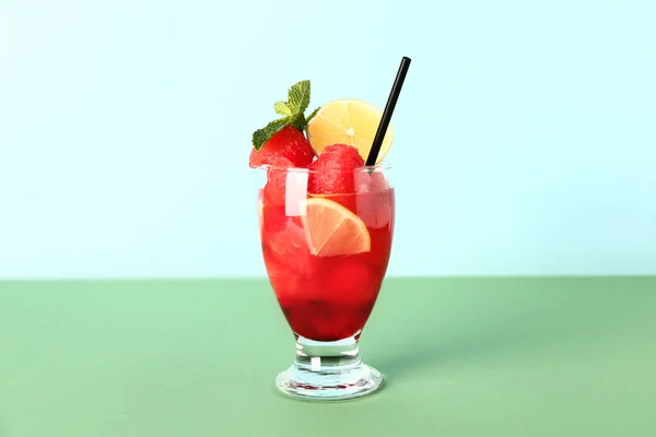 Glas Frische Wassermelonen Limonade Mit Minze Auf Grünem Tisch — Stockfoto