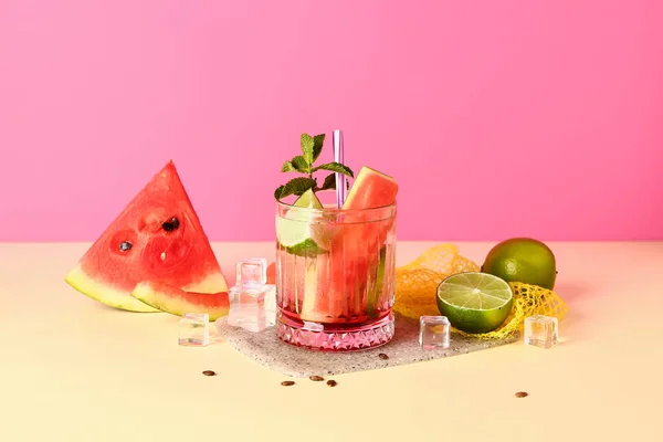 Glas Verse Watermeloen Limonade Met Limoen Munt Gele Tafel — Stockfoto