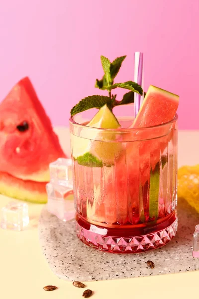 Glas Frische Wassermelonen Limonade Mit Limette Und Minze Auf Gelbem — Stockfoto