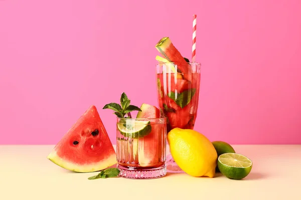 Gläser Frische Wassermelonen Limonade Mit Limette Und Minze Auf Gelbem — Stockfoto