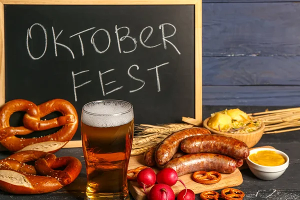 Bir Bardak Soğuk Bira Üzerinde Kelime Yazan Karatahta Oktoberfest Farklı — Stok fotoğraf
