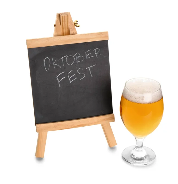 Sklenice Studeného Piva Tabule Slovem Oktoberfest Bílém Pozadí — Stock fotografie