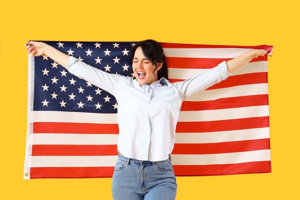 Szczęśliwa Młoda Kobieta Flagą Usa Żółtym Tle — Zdjęcie stockowe