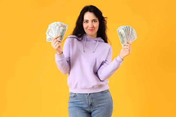 Счастливая Молодая Женщина Деньгами Желтом Фоне — стоковое фото