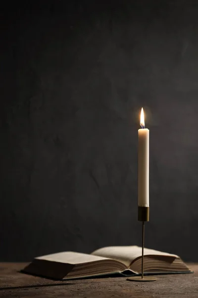 Schöne Brennende Kerze Und Buch Auf Schwarzem Hintergrund — Stockfoto