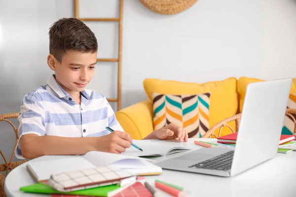 Mały Chłopiec Studiuje Online Laptopem Domu — Zdjęcie stockowe