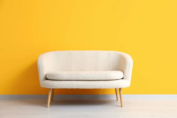 Gemütliches Weißes Sofa Nahe Orangefarbener Wand — Stockfoto