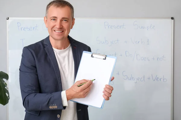Male Teacher Pointing Clipboard Flipboard English Grammar Lesson Classroom — Stock Photo, Image