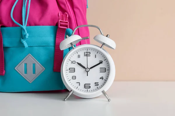 Turuncu Duvarın Yanındaki Beyaz Masada Alarm Saati Olan Renkli Bir — Stok fotoğraf