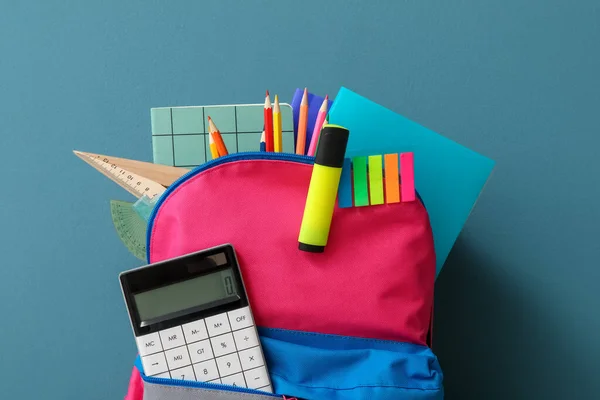 Πολύχρωμο Σχολική Τσάντα Πλάτης Διαφορετικά Χαρτικά Και Αριθμομηχανή Μπλε Φόντο — Φωτογραφία Αρχείου