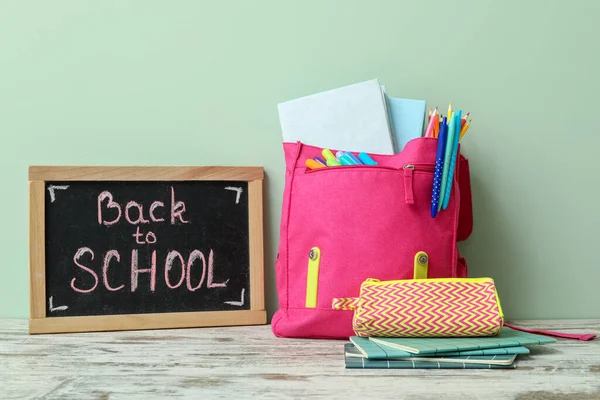 Pinkfarbener Schulrucksack Schreibwaren Und Tafel Mit Text Zurück Zum Schule — Stockfoto