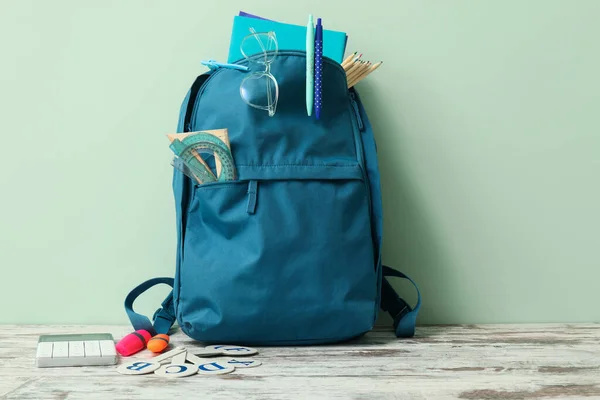 Blauer Schulrucksack Mit Verschiedenen Schreibwaren Und Taschenrechner Auf Holztisch Neben — Stockfoto