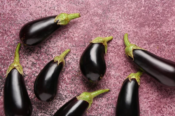 Pembe arka planda taze patlıcanlar