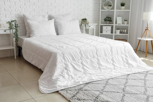 Cama Acolhedora Com Cobertor Branco Travesseiros Interior Quarto Leve — Fotografia de Stock