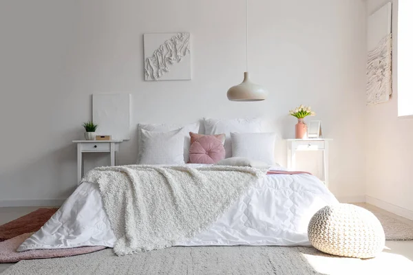 Уютная Кровать Белым Одеялом Подушками Интерьере Светлой Спальни — стоковое фото