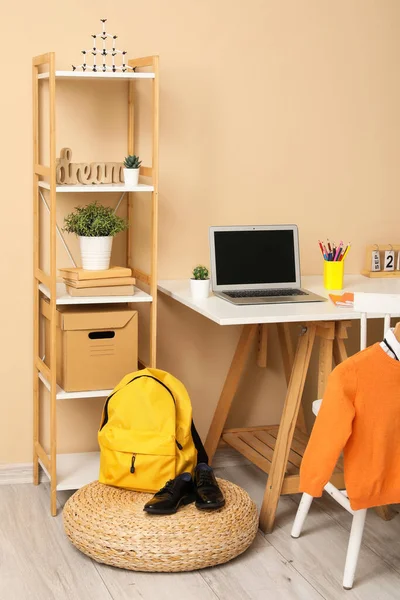 Interior Elegante Quarto Das Crianças Com Laptop Moderno Uniforme Escolar — Fotografia de Stock