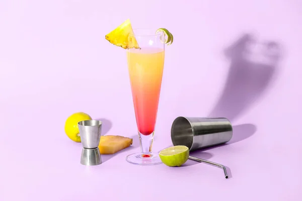 Bicchiere Gustoso Cocktail Mai Tai Sfondo Lilla — Foto Stock