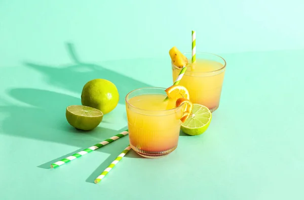 Gläser Leckerer Mai Tai Cocktail Auf Grünem Hintergrund — Stockfoto