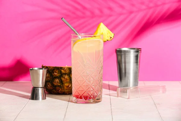 Ein Glas Leckerer Mai Tai Cocktail Auf Dem Tisch — Stockfoto