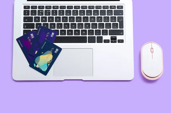 Laptop Kart Kredytowych Myszy Komputerowej Tle Liliowym — Zdjęcie stockowe