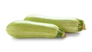 Beyaz arkaplanda taze yeşil kabak